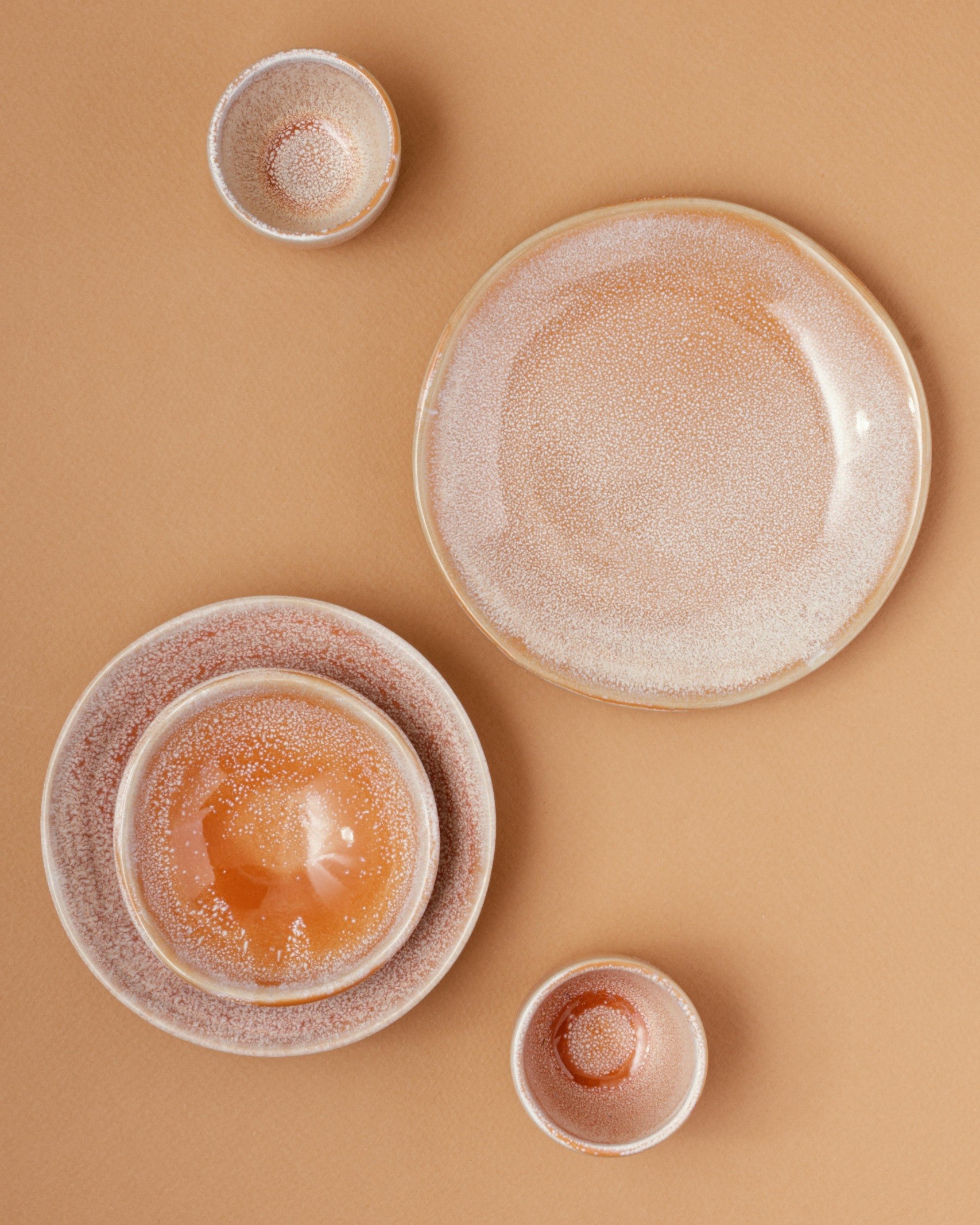 Assiettes et tasses roses